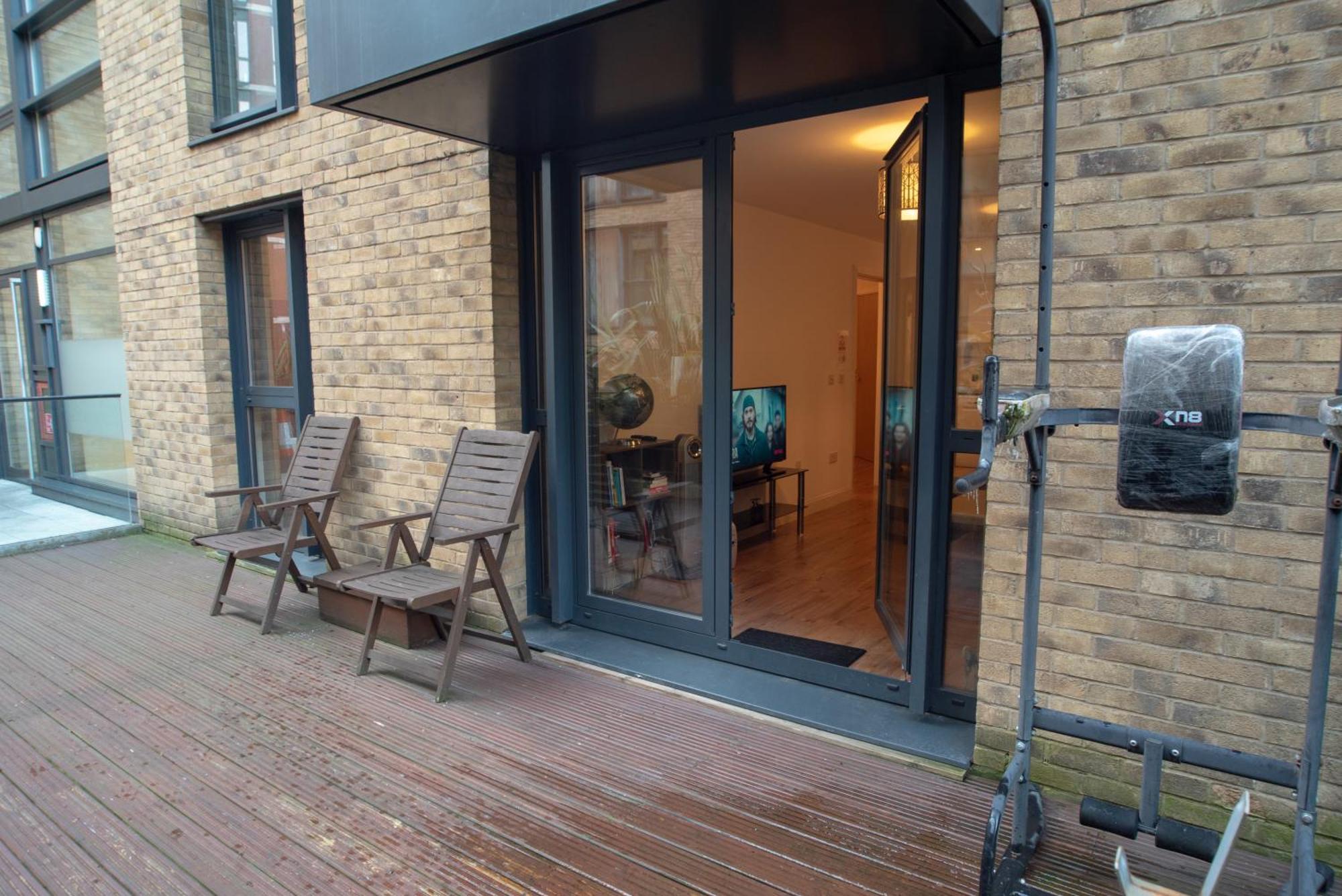 Spacious 1 Bed Apartment With Workspace, Coffee & Free Secure Parking Birmingham Kültér fotó