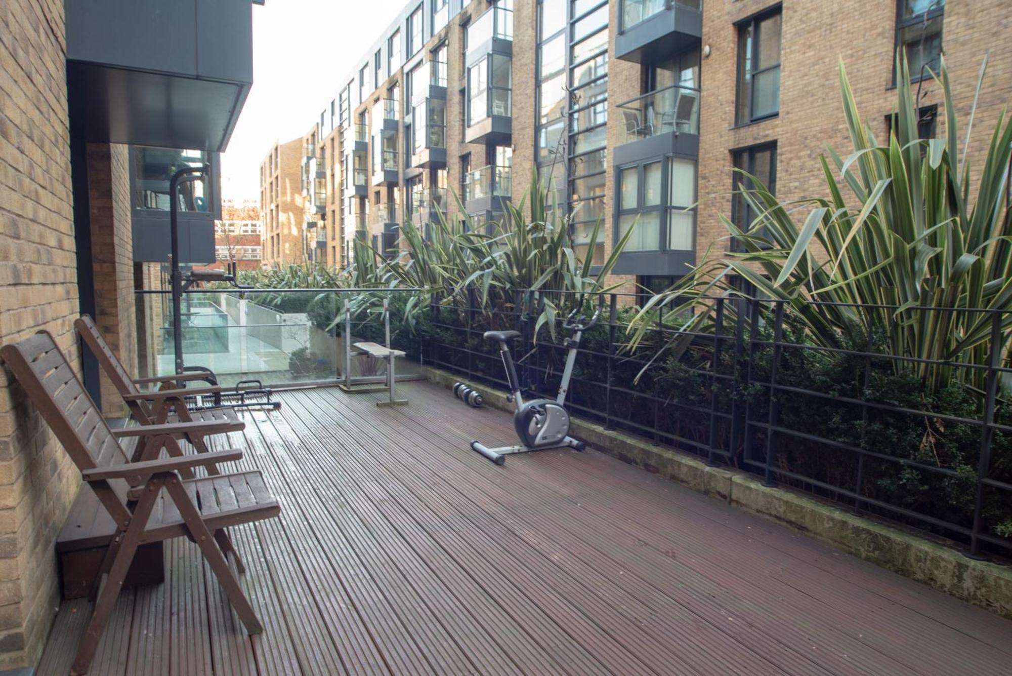 Spacious 1 Bed Apartment With Workspace, Coffee & Free Secure Parking Birmingham Kültér fotó