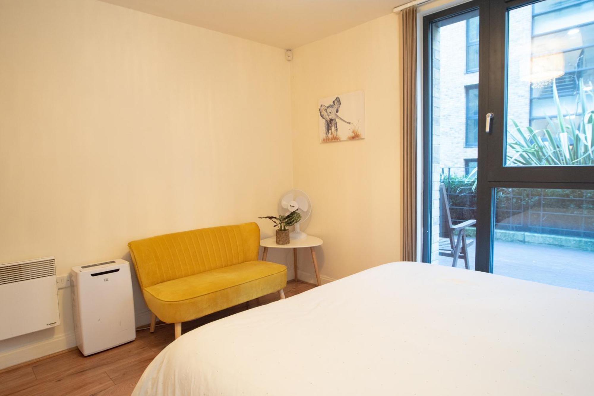 Spacious 1 Bed Apartment With Workspace, Coffee & Free Secure Parking Birmingham Kültér fotó