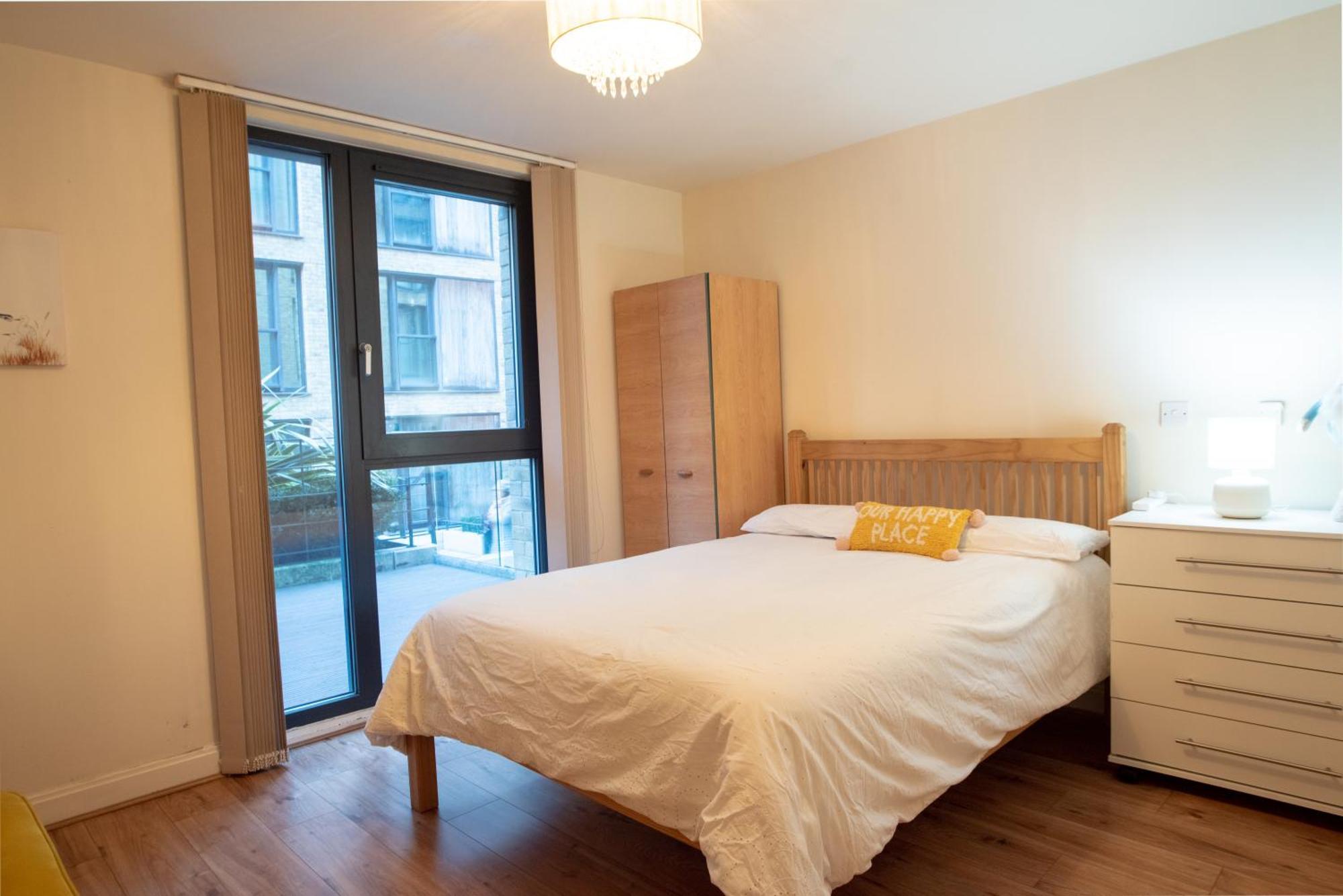 Spacious 1 Bed Apartment With Workspace, Coffee & Free Secure Parking Birmingham Kültér fotó