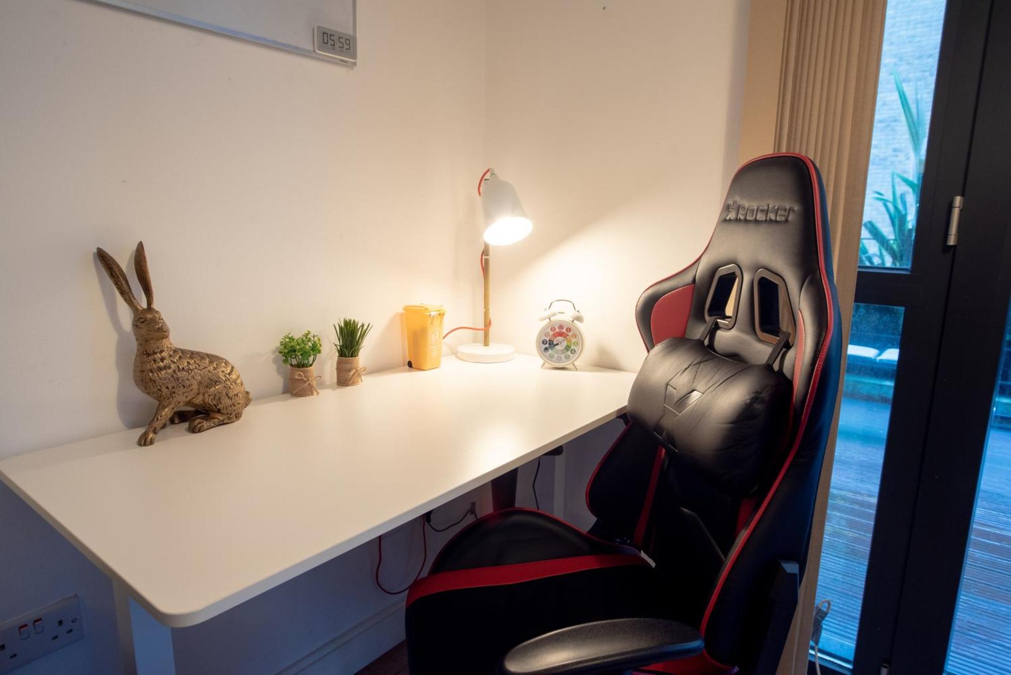 Spacious 1 Bed Apartment With Workspace, Coffee & Free Secure Parking Birmingham Kültér fotó