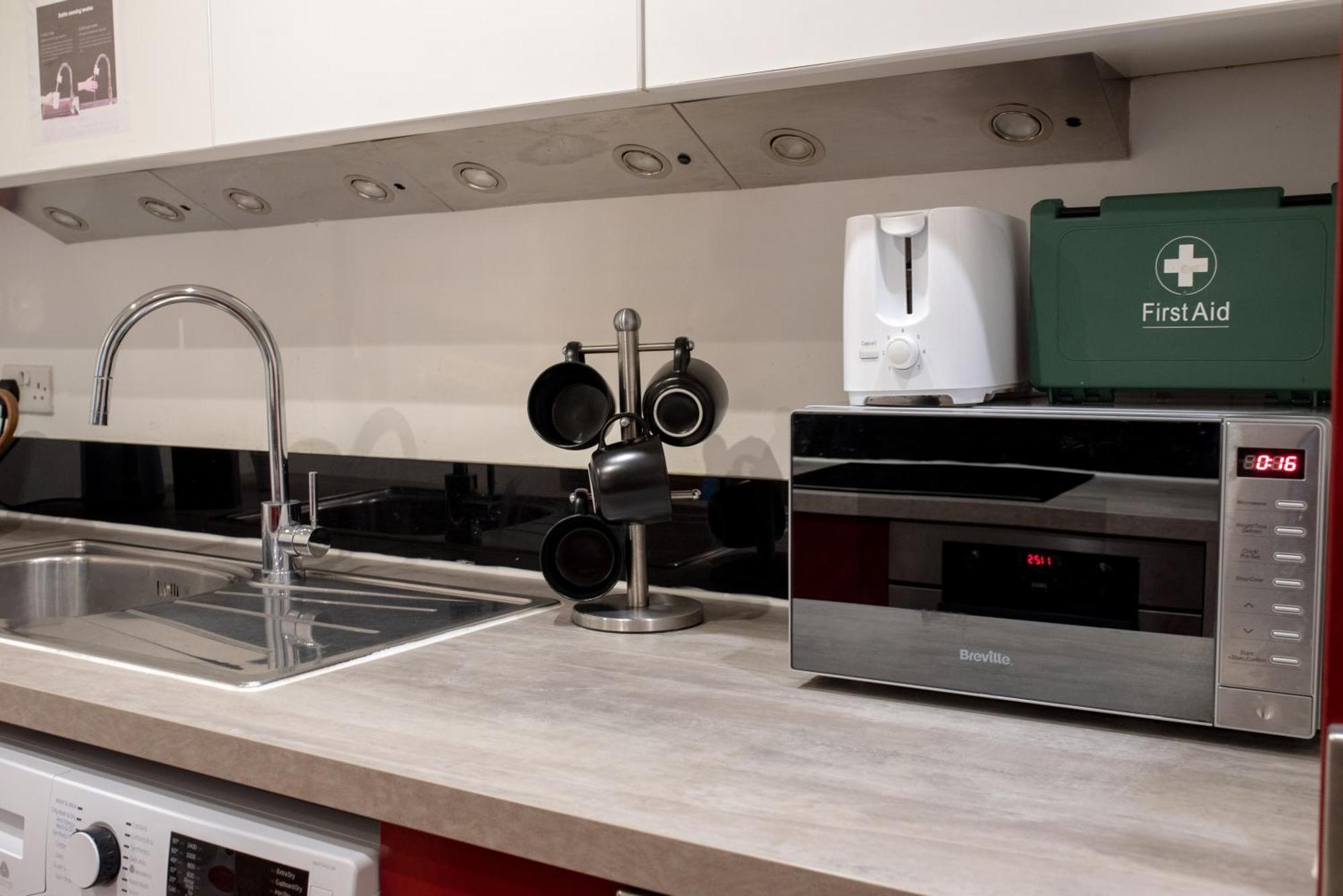 Spacious 1 Bed Apartment With Workspace, Coffee & Free Secure Parking Birmingham Kültér fotó
