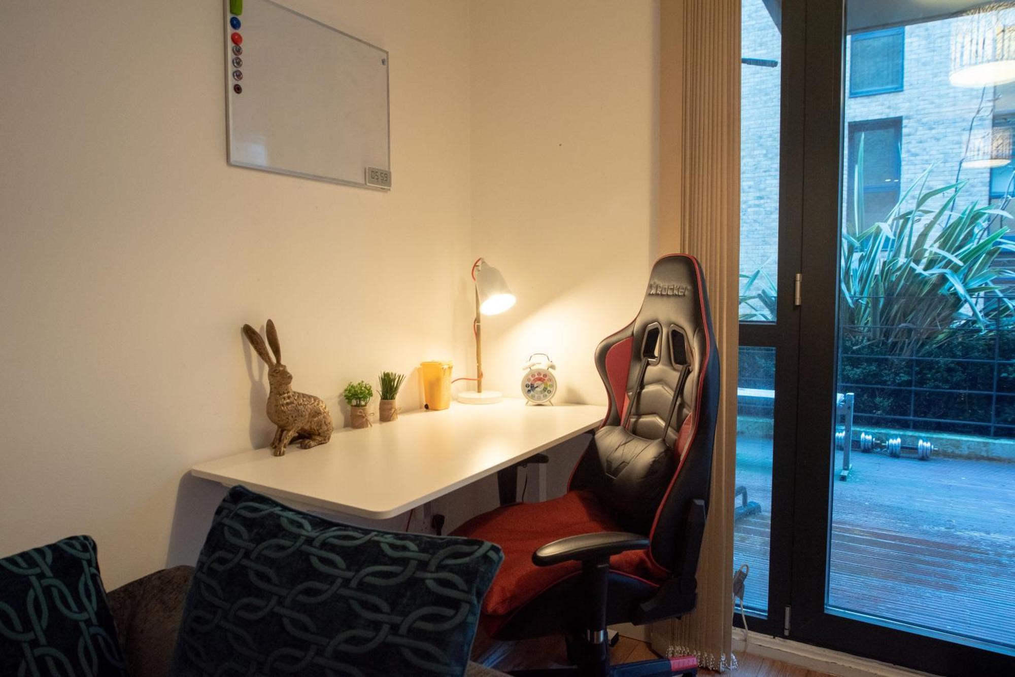 Spacious 1 Bed Apartment With Workspace, Coffee & Free Secure Parking Birmingham Kültér fotó