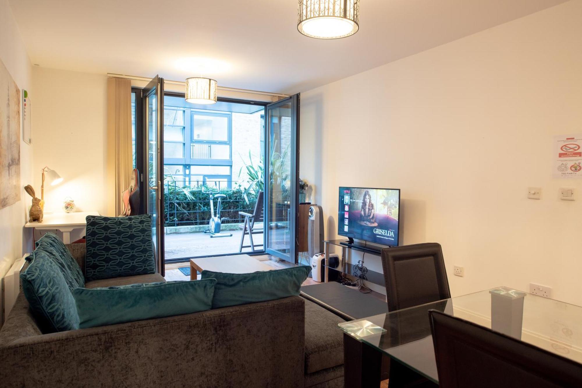 Spacious 1 Bed Apartment With Workspace, Coffee & Free Secure Parking Birmingham Kültér fotó